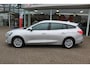 Ford Focus Wagon 1.0-125pk EcoBoost Mild-hybrid Titanium. Mooie, ruime, luxe en comfortabele Ford Focus wagon. Volautm. airco dual, camera, easy entry/easy go, stoel-, stuur- en voorraamverw., cruise control, Isofix, side- en lane assist, parkeersensoren v+a, LM wielen etc.