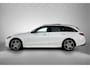 Mercedes-Benz C-klasse Estate 300 e AMG Plug-In Hybride AMG Line | Night Pakket | Panorama Schuif-Kanteldak | Trekhaak | Distronic | Stuur en Stoelverwarming. Inclusief 24 maanden Mercedes-Benz Certified garantie voor Europa.