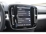 Volvo XC40 B3 177PK Automaat Plus Black Edition / Cruise control / Harman Kardon / 20'' velgen / Elektrisch verstelbare stoelen met geheugen / Stoel- en stuurverwarming