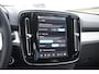 Volvo XC40 B3 177PK Automaat Plus Black Edition / Cruise control / Harman Kardon / 20'' velgen / Elektrisch verstelbare stoelen met geheugen / Stoel- en stuurverwarming