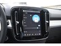 Volvo XC40 B3 177PK Automaat Plus Black Edition / Cruise control / Harman Kardon / 20'' velgen / Elektrisch verstelbare stoelen met geheugen / Stoel- en stuurverwarming