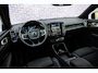 Volvo EX40 Single Motor Extended Range Plus Black Ed. 82 kWh | SOH 100% | Warmtepomp | Pixel LED Koplampen | Harman Kardon Audio | 360 Graden Camera | Navigatie Google Maps | Cruise Control Adaptief | BLIS | Stoelverwarming | Lichtmetalen Velgen 20 inch