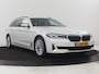 BMW 5-Serie Touring 520i High Executive Edition | Leder | Elektrische stoelen | Stoelverwarming | Cruise control | Sfeer verlichting | Carplay | Climate control | Camera | Park assist | Trekhaak