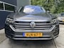 Volkswagen Touareg 3.0TDI 230pk 4-Motion Grijs Kenteken Luchtvering Trekhaak Matrix Leder Camera Panorama