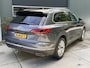 Volkswagen Touareg 3.0TDI 230pk 4-Motion Grijs Kenteken Luchtvering Trekhaak Matrix Leder Camera Panorama