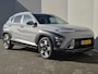 Hyundai Kona 1.6 GDI HEV Comfort Smart Automaat / Fabrieksgarantie tot 2-2030 / Stuur- & Stoelverwarming / Apple Carplay Android Auto / Achteruitrijcamera / Keyless Entry/Start / Adaptief cruise control / Climate control / Navigatie / Parkeersensoren voor en achter /
