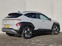 Hyundai Kona 1.6 GDI HEV Comfort Smart Automaat / Fabrieksgarantie tot 2-2030 / Stuur- & Stoelverwarming / Apple Carplay Android Auto / Achteruitrijcamera / Keyless Entry/Start / Adaptief cruise control / Climate control / Navigatie / Parkeersensoren voor en achter /