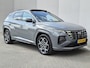 Hyundai Tucson 1.6 T-GDI PHEV N Line Sky 4WD / SOH 100% / Fabrieksgarantie tot 12-2027 / Dealer onderhouden / Trekhaak afneembaar / Glazen schuif- en kanteldak / Trekgewicht 1350 kg / Adaptief cruise control / Rondomzicht camera / Stuur- Stoel & Achterbank verwarming /