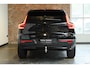 Volvo XC40 B4 Plus Black Edition | Panoramadak | 360° Parkeercamera | Parkeersensoren voor + achter | Semi Electrische Wegklapbare Trekhaak | Google Infotainment | Electrische bedienbare voorstoelen | Adaptive Cruise Control | Stoelverwarming | Stuurwielverwarming