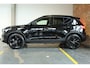 Volvo XC40 B4 Plus Black Edition | Panoramadak | 360° Parkeercamera | Parkeersensoren voor + achter | Semi Electrische Wegklapbare Trekhaak | Google Infotainment | Electrische bedienbare voorstoelen | Adaptive Cruise Control | Stoelverwarming | Stuurwielverwarming