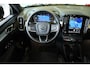 Volvo XC40 B4 Plus Black Edition | Panoramadak | 360° Parkeercamera | Parkeersensoren voor + achter | Semi Electrische Wegklapbare Trekhaak | Google Infotainment | Electrische bedienbare voorstoelen | Adaptive Cruise Control | Stoelverwarming | Stuurwielverwarming