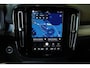 Volvo XC40 B4 Plus Black Edition | Panoramadak | 360° Parkeercamera | Parkeersensoren voor + achter | Semi Electrische Wegklapbare Trekhaak | Google Infotainment | Electrische bedienbare voorstoelen | Adaptive Cruise Control | Stoelverwarming | Stuurwielverwarming