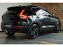 Volvo XC40 B4 Plus Black Edition | Panoramadak | 360° Parkeercamera | Parkeersensoren voor + achter | Semi Electrische Wegklapbare Trekhaak | Google Infotainment | Electrische bedienbare voorstoelen | Adaptive Cruise Control | Stoelverwarming | Stuurwielverwarming