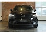 Volvo XC40 B4 Plus Black Edition | Panoramadak | 360° Parkeercamera | Parkeersensoren voor + achter | Semi Electrische Wegklapbare Trekhaak | Google Infotainment | Electrische bedienbare voorstoelen | Adaptive Cruise Control | Stoelverwarming | Stuurwielverwarming