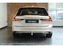 Volvo V90 T8 Plug-in hybrid AWD Ultra Dark | 100% SOH | Luchtvering | Panoramadak | Semi-Elektrische inklapbare Trekhaak | Verwarmbare voorstoelen met massagefunctie | Premium audio by Bowers & Wilkins | Head-up display | 360° Parkeercamera | Parkeersensoren voor + achter |