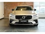 Volvo V90 T8 Plug-in hybrid AWD Ultra Dark | 100% SOH | Luchtvering | Panoramadak | Semi-Elektrische inklapbare Trekhaak | Verwarmbare voorstoelen met massagefunctie | Premium audio by Bowers & Wilkins | Head-up display | 360° Parkeercamera | Parkeersensoren voor + achter |