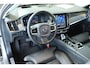 Volvo V90 T8 Plug-in hybrid AWD Ultra Dark | 100% SOH | Luchtvering | Panoramadak | Semi-Elektrische inklapbare Trekhaak | Verwarmbare voorstoelen met massagefunctie | Premium audio by Bowers & Wilkins | Head-up display | 360° Parkeercamera | Parkeersensoren voor + achter |
