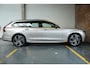 Volvo V90 T8 Plug-in hybrid AWD Ultra Dark | 100% SOH | Luchtvering | Panoramadak | Semi-Elektrische inklapbare Trekhaak | Verwarmbare voorstoelen met massagefunctie | Premium audio by Bowers & Wilkins | Head-up display | 360° Parkeercamera | Parkeersensoren voor + achter |