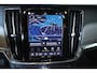 Volvo V90 T8 Plug-in hybrid AWD Ultra Dark | 100% SOH | Luchtvering | Panoramadak | Semi-Elektrische inklapbare Trekhaak | Verwarmbare voorstoelen met massagefunctie | Premium audio by Bowers & Wilkins | Head-up display | 360° Parkeercamera | Parkeersensoren voor + achter |