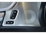Volvo V90 T8 Plug-in hybrid AWD Ultra Dark | 100% SOH | Luchtvering | Panoramadak | Semi-Elektrische inklapbare Trekhaak | Verwarmbare voorstoelen met massagefunctie | Premium audio by Bowers & Wilkins | Head-up display | 360° Parkeercamera | Parkeersensoren voor + achter |