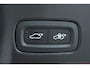 Volvo V90 T8 Plug-in hybrid AWD Ultra Dark | 100% SOH | Luchtvering | Panoramadak | Semi-Elektrische inklapbare Trekhaak | Verwarmbare voorstoelen met massagefunctie | Premium audio by Bowers & Wilkins | Head-up display | 360° Parkeercamera | Parkeersensoren voor + achter |