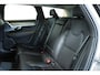 Volvo V90 T8 Plug-in hybrid AWD Ultra Dark | 100% SOH | Luchtvering | Panoramadak | Semi-Elektrische inklapbare Trekhaak | Verwarmbare voorstoelen met massagefunctie | Premium audio by Bowers & Wilkins | Head-up display | 360° Parkeercamera | Parkeersensoren voor + achter |
