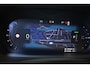 Volvo V90 T8 Plug-in hybrid AWD Ultra Dark | 100% SOH | Luchtvering | Panoramadak | Semi-Elektrische inklapbare Trekhaak | Verwarmbare voorstoelen met massagefunctie | Premium audio by Bowers & Wilkins | Head-up display | 360° Parkeercamera | Parkeersensoren voor + achter |