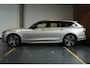 Volvo V90 T8 Plug-in hybrid AWD Ultra Dark | 100% SOH | Luchtvering | Panoramadak | Semi-Elektrische inklapbare Trekhaak | Verwarmbare voorstoelen met massagefunctie | Premium audio by Bowers & Wilkins | Head-up display | 360° Parkeercamera | Parkeersensoren voor + achter |