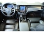 Volvo V90 T8 Plug-in hybrid AWD Ultra Dark | 100% SOH | Luchtvering | Panoramadak | Semi-Elektrische inklapbare Trekhaak | Verwarmbare voorstoelen met massagefunctie | Premium audio by Bowers & Wilkins | Head-up display | 360° Parkeercamera | Parkeersensoren voor + achter |
