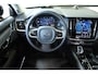 Volvo V90 T8 Plug-in hybrid AWD Ultra Dark | 100% SOH | Luchtvering | Panoramadak | Semi-Elektrische inklapbare Trekhaak | Verwarmbare voorstoelen met massagefunctie | Premium audio by Bowers & Wilkins | Head-up display | 360° Parkeercamera | Parkeersensoren voor + achter |