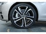Volvo V90 T8 Plug-in hybrid AWD Ultra Dark | 100% SOH | Luchtvering | Panoramadak | Semi-Elektrische inklapbare Trekhaak | Verwarmbare voorstoelen met massagefunctie | Premium audio by Bowers & Wilkins | Head-up display | 360° Parkeercamera | Parkeersensoren voor + achter |