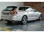 Volvo V90 T8 Plug-in hybrid AWD Ultra Dark | 100% SOH | Luchtvering | Panoramadak | Semi-Elektrische inklapbare Trekhaak | Verwarmbare voorstoelen met massagefunctie | Premium audio by Bowers & Wilkins | Head-up display | 360° Parkeercamera | Parkeersensoren voor + achter |