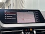 BMW 1-Serie BWJ 2021 | 118i 136PK High Ex. AUTOMAAT | LEER | M-PAKKET | CLIMA | NAVI | SPORTSTOELEN | 18'' LMV | STOELVERW | CARPLAY |