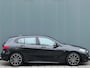 BMW 1-Serie BWJ 2021 | 118i 136PK High Ex. AUTOMAAT | LEER | M-PAKKET | CLIMA | NAVI | SPORTSTOELEN | 18'' LMV | STOELVERW | CARPLAY |