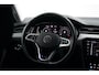 Volkswagen Passat Variant 1.4 eHybrid 204 pk 6-DSG | Navigatie | Stoel/Stuurverwarming | Adaptieve Cruise | Camera | Massage | Achterbank in delen neerklapbaar | Achteruitrijcamera | Audio installatie