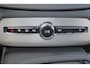 Volvo XC90 T8 Recharge AWD Ultimate Bright - Panorama/schuifdak - IntelliSafe Assist & Surround - 360º Camera - Harman/Kardon audio - Adaptieve LED koplampen - Verwarmde voorstoelen, stuur & achterbank - Parkeersensoren voor & achter - Elektr. bedienb. voorstoelen met geheugen - Head up display - Draadloze tel. lader - Extra getint glas - 21' LMV
