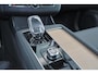 Volvo XC90 T8 Recharge AWD Plus Bright - Luchtvering - Panorama/schuifdak - IntelliSafe Assist & Surround - 360º Camera - Harman/Kardon audio - Adaptieve LED koplampen - Verwarmde voorstoelen, stuur & achterbank - Parkeersensoren voor & achter - Elektr. bedienb. voorstoelen met geheugen - Head up display - Draadloze tel. lader - Extra getint glas - 21' LMV