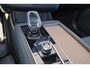 Volvo XC90 T8 Recharge AWD Plus Bright - Luchtvering - Panorama/schuifdak - IntelliSafe Assist & Surround - 360º Camera - Harman/Kardon audio - Adaptieve LED koplampen - Verwarmde voorstoelen, stuur & achterbank - Parkeersensoren voor & achter - Elektr. bedienb. voorstoelen met geheugen - Head up display - Draadloze tel. lader - Extra getint glas - 21' LMV