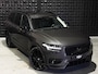Volvo XC90 2.0 T8 Recharge AWD Ultim. Dark | Pano | B&W | 22"| Luchtvering | Trekh. | HUD | Topv. | Vent.+ Massage | Alcantara Hemel | Blis | Memory |