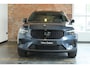 Volvo XC40 B4 Plus Black Edition | Panoramadak | 360° Parkeercamera | Parkeersensoren voor + achter | Stoelverwarming | Stuurwielverwarming | Parkeersensoren voor + achter | 20" Lichtmetalen velgen | Parkeerverwarming