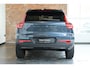 Volvo XC40 B4 Plus Black Edition | Panoramadak | 360° Parkeercamera | Parkeersensoren voor + achter | Stoelverwarming | Stuurwielverwarming | Parkeersensoren voor + achter | 20" Lichtmetalen velgen | Parkeerverwarming