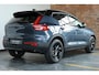 Volvo XC40 B4 Plus Black Edition | Panoramadak | 360° Parkeercamera | Parkeersensoren voor + achter | Stoelverwarming | Stuurwielverwarming | Parkeersensoren voor + achter | 20" Lichtmetalen velgen | Parkeerverwarming
