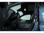 Volvo XC40 B4 Plus Black Edition | Panoramadak | 360° Parkeercamera | Parkeersensoren voor + achter | Stoelverwarming | Stuurwielverwarming | Parkeersensoren voor + achter | 20" Lichtmetalen velgen | Parkeerverwarming