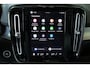 Volvo XC40 B4 Plus Black Edition | Panoramadak | 360° Parkeercamera | Parkeersensoren voor + achter | Stoelverwarming | Stuurwielverwarming | Parkeersensoren voor + achter | 20" Lichtmetalen velgen | Parkeerverwarming