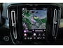 Volvo XC40 B4 Plus Black Edition | Panoramadak | 360° Parkeercamera | Parkeersensoren voor + achter | Stoelverwarming | Stuurwielverwarming | Parkeersensoren voor + achter | 20" Lichtmetalen velgen | Parkeerverwarming