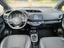 Toyota Yaris 1.5 Hybrid Bi-Tone Plus * hybride * panoramadak * bluetooth * telefoonvoorbereiding * airco * duurzaam & zuinig *