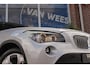 BMW X1 xDrive28i Executive | 2e eigenaar | Grootlichtassistent | HiFi audio | Panoramadak | Navigatie Professional | Bluetooth | Xenon | Stoelverwarming | Sportstuur | PDC