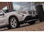 BMW X1 xDrive28i Executive | 2e eigenaar | Grootlichtassistent | HiFi audio | Panoramadak | Navigatie Professional | Bluetooth | Xenon | Stoelverwarming | Sportstuur | PDC