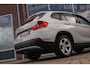 BMW X1 xDrive28i Executive | 2e eigenaar | Grootlichtassistent | HiFi audio | Panoramadak | Navigatie Professional | Bluetooth | Xenon | Stoelverwarming | Sportstuur | PDC