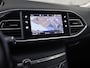 Peugeot 308 SW 1.2 PureTech Premium Sport (VIRTUAL COCKPIT, APPLE CARPLAY, GROOT NAVI, 360 CAMERA, SPORTSTOELEN, LEDER, TREKHAAK, GETINT GLAS, NIEUWSTAAT)